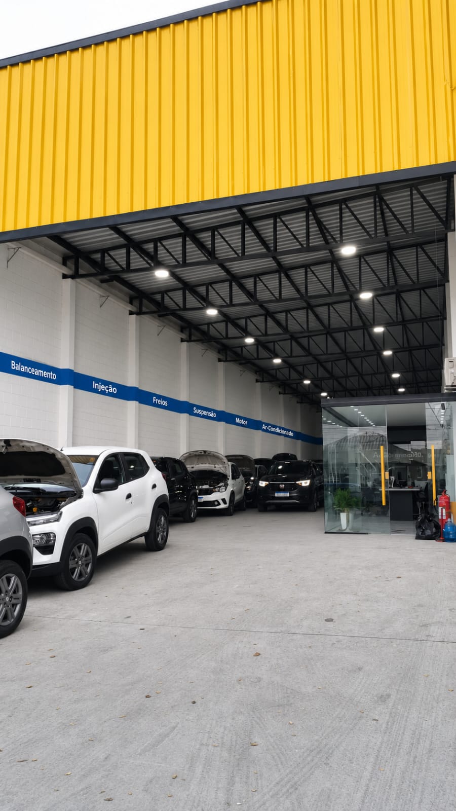Fachada e entrada da oficina Autorenzo Serviços Automotivos